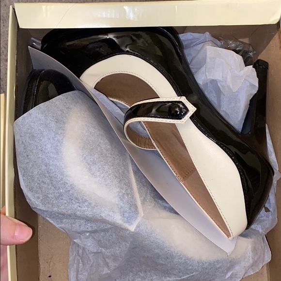 Classy Heel Indeed in Black/Cream - Picture 2 of 5